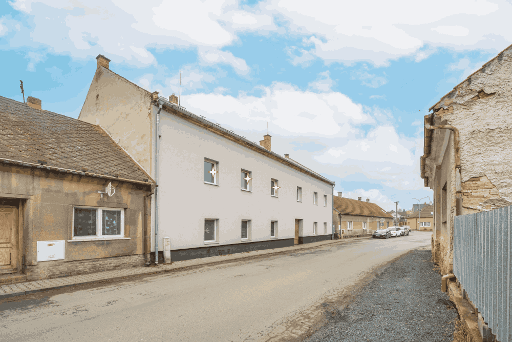 Bytový dům v Smečně – pohled z ulice