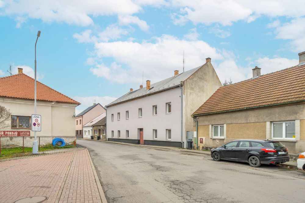 Bytový dům v Smečně – pohled z ulice