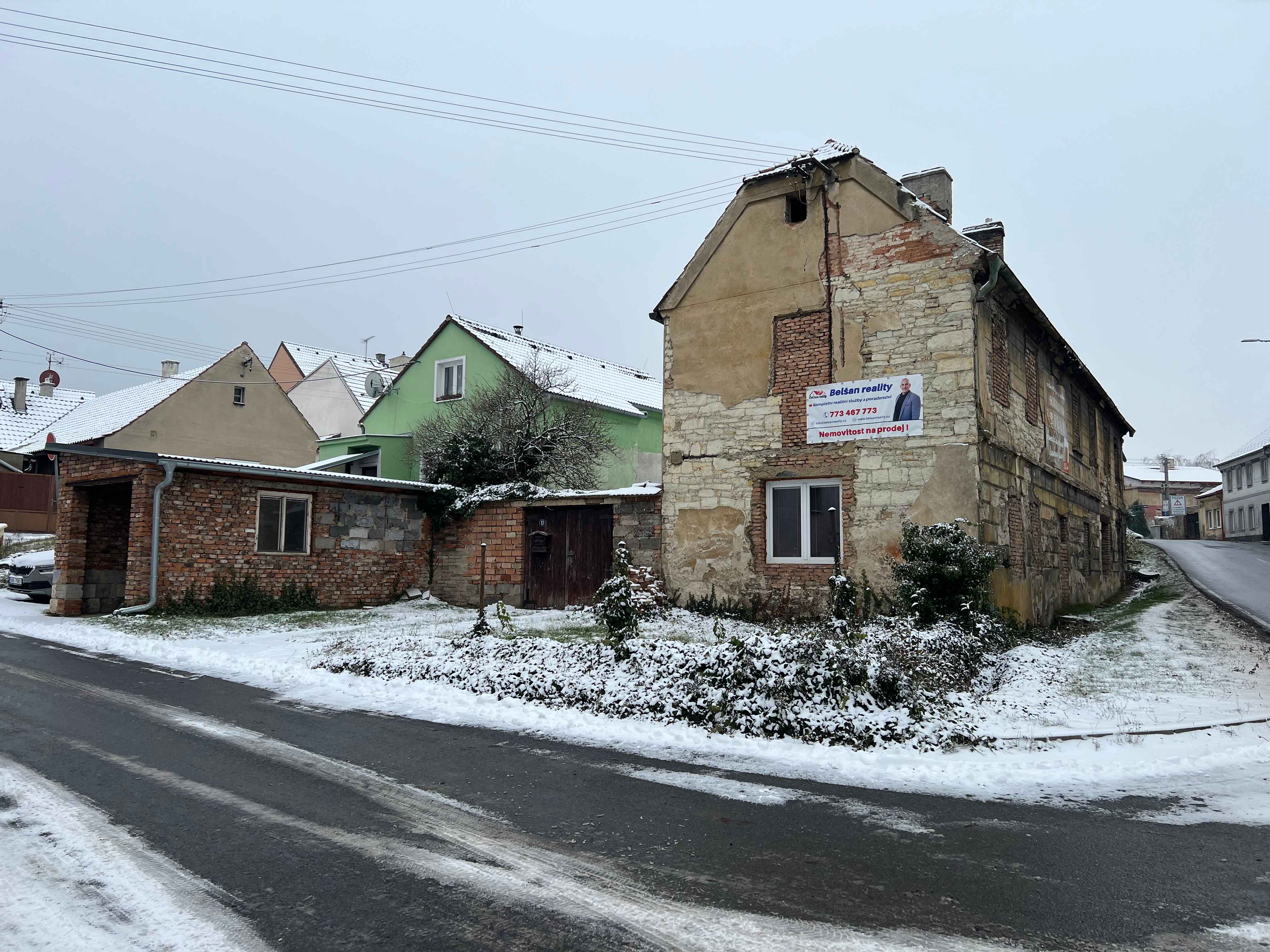 Rodinný dům v Smečně – pohled z ulice