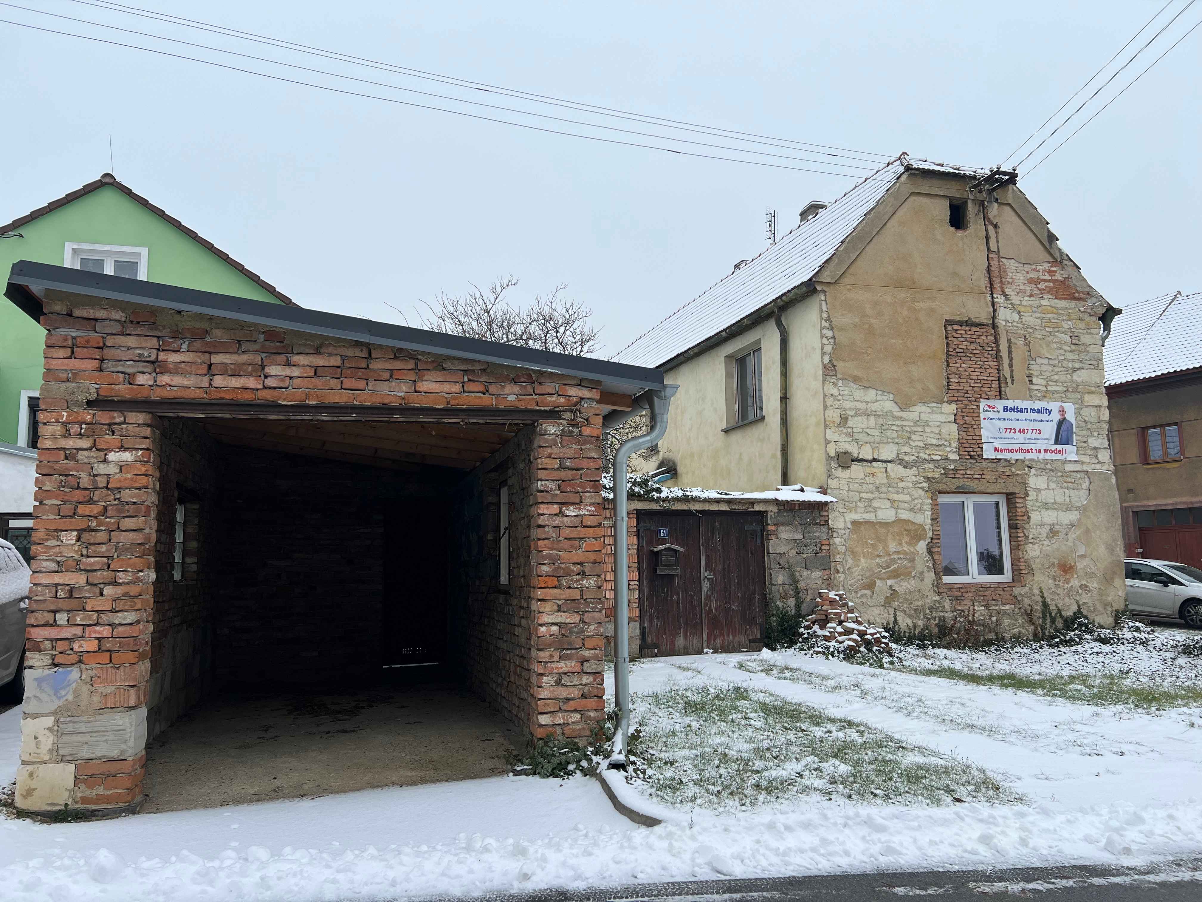 Vstupní část domu, garáž