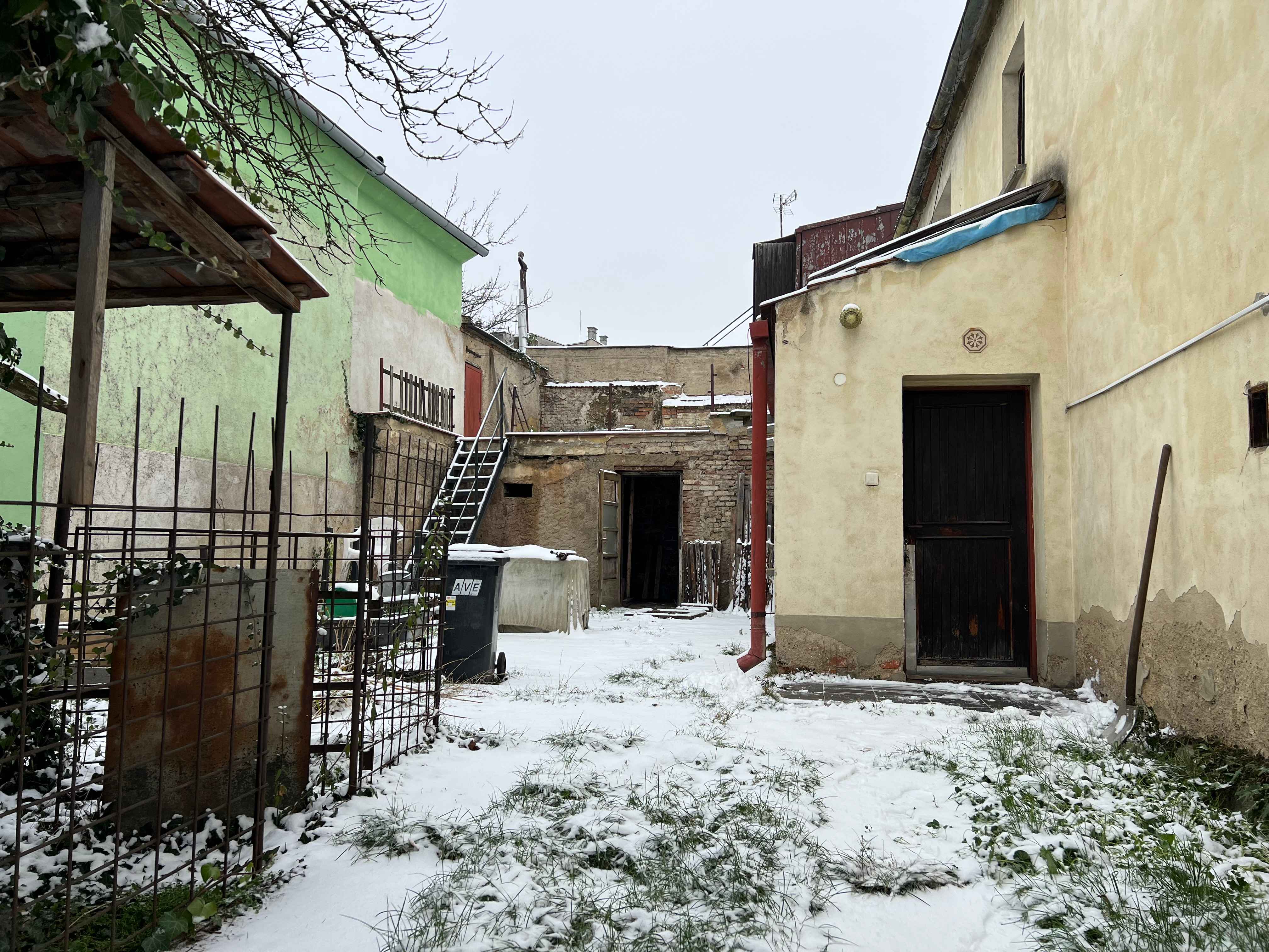 Rodinný dům v Smečně – dvůr