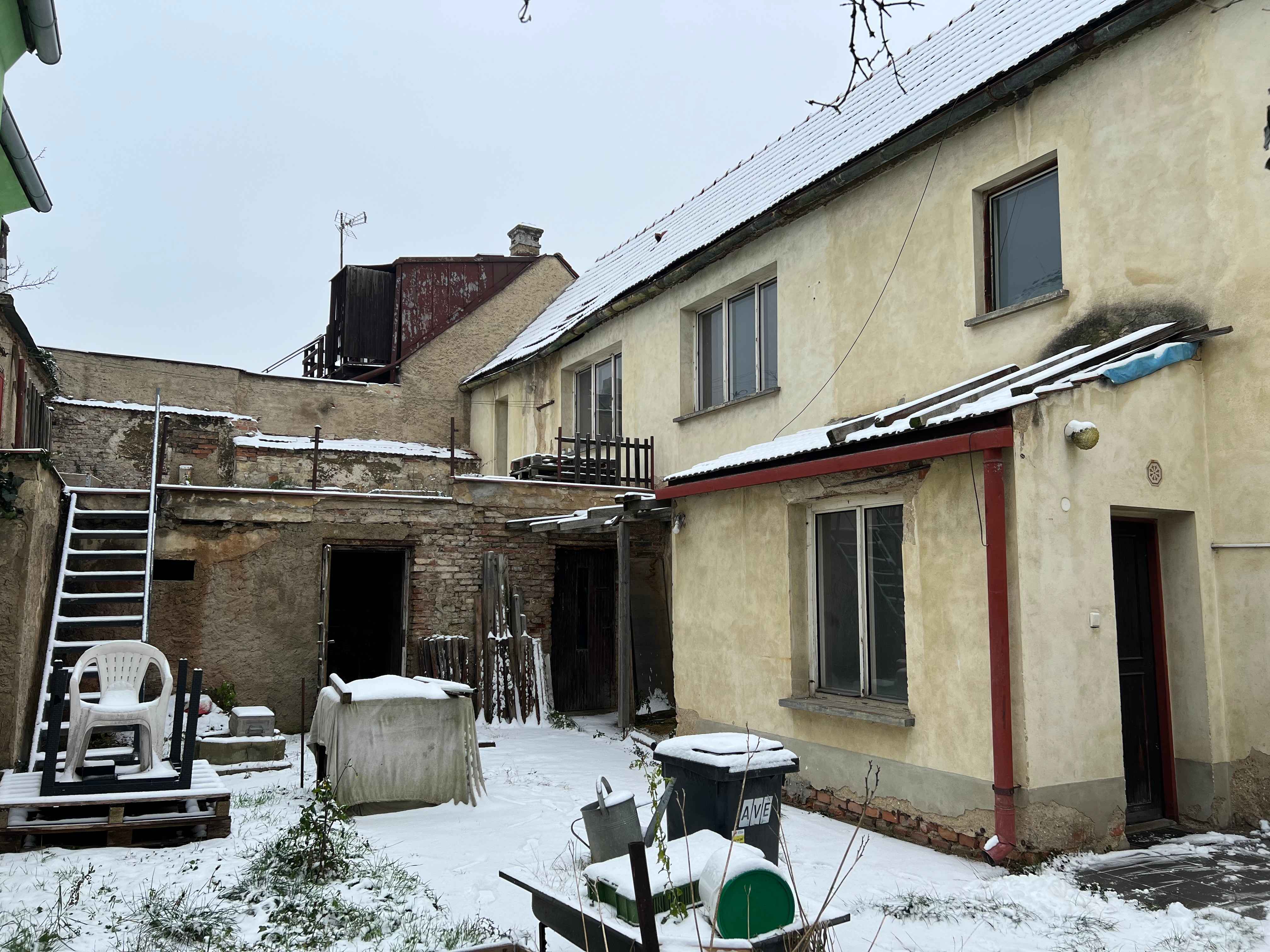 Rodinný dům v Smečně – dvůr, veranda